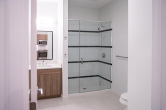 110 Bradley Rd, Unit 105 in Madison, CT - Foto de edificio - Building Photo