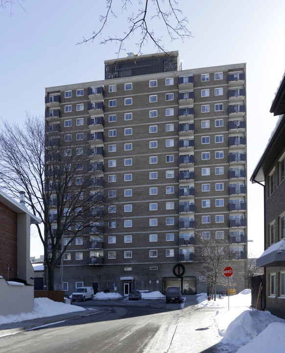 200 Ontario E in Montréal, QC - Building Photo