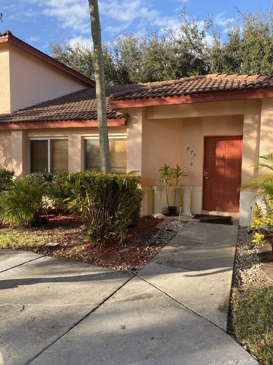 873 NW 208th Ter in Pembroke Pines, FL - Building Photo