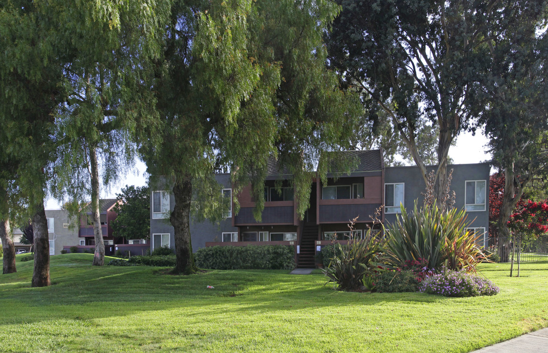 Crossroads Condominiums in Milpitas, CA - Building Photo