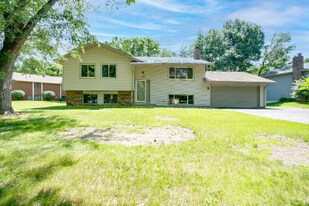 7680 Berkshire Way in Osseo, MN - Building Photo