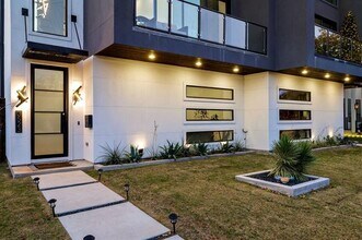 3523 N Versailles Ave in Dallas, TX - Building Photo - Building Photo