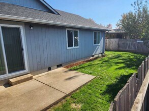 115 Blue Jay Loop in Creswell, OR - Foto de edificio - Building Photo