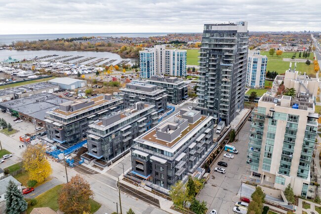 1612 Charles St in Whitby, ON - Building Photo - Primary Photo