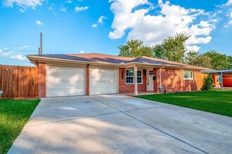 1111 Alpha Dr in Pasadena, TX - Building Photo - Building Photo