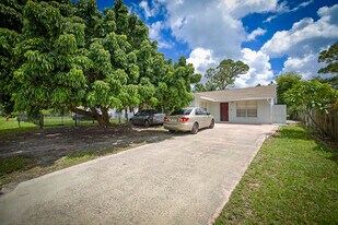 2346 Caroma Ln in West Palm Beach, FL - Building Photo