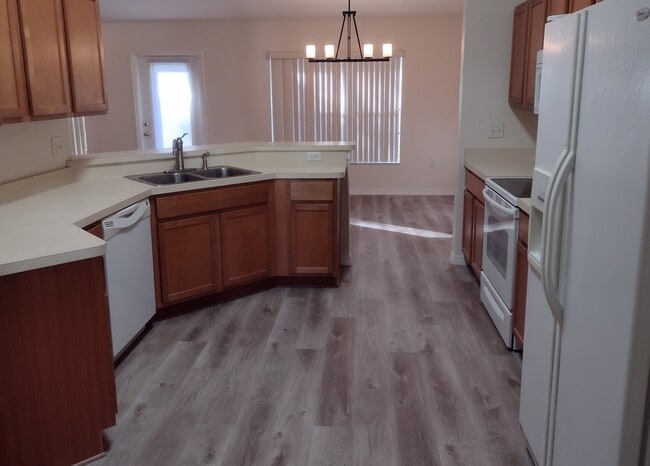 1223 Persian Ave in Spring Hill, FL - Foto de edificio - Building Photo