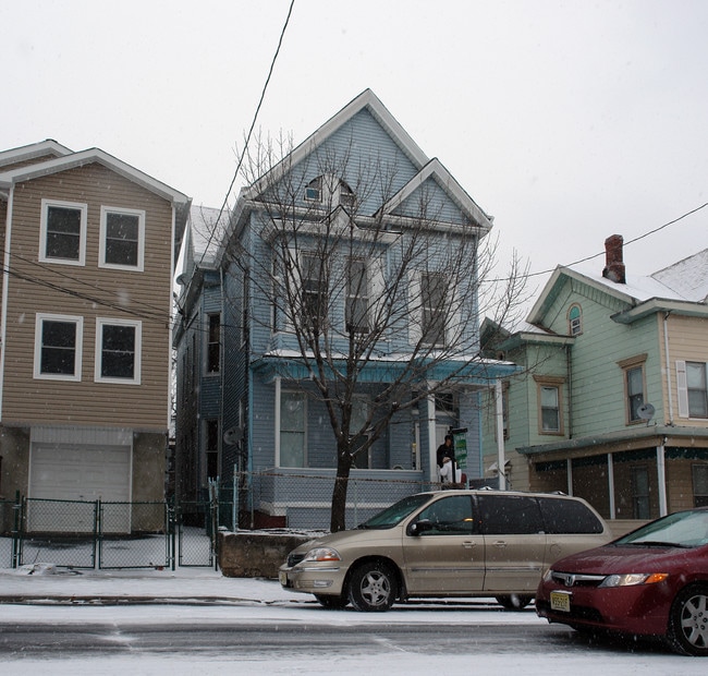 197 Park Ave in Paterson, NJ - Foto de edificio - Building Photo