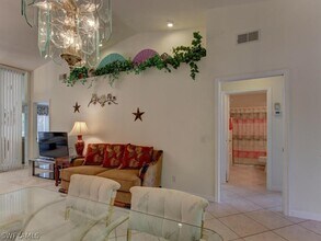 2462 Hidden Lake Dr in Naples, FL - Building Photo - Building Photo