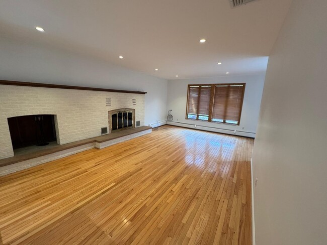 20 Pearce Dr in Woodbury, NY - Building Photo - Building Photo