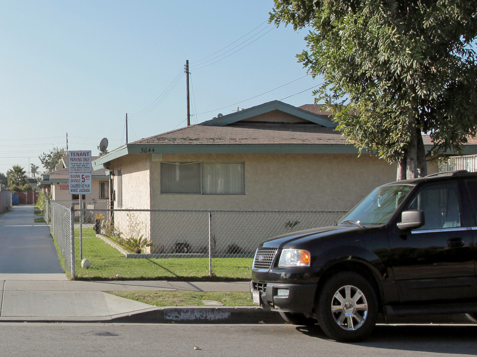 5044 Live Oak St in Bell, CA - Foto de edificio