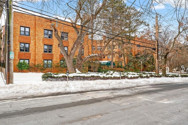 2 Greenridge Ave in White Plains, NY - Building Photo - Building Photo