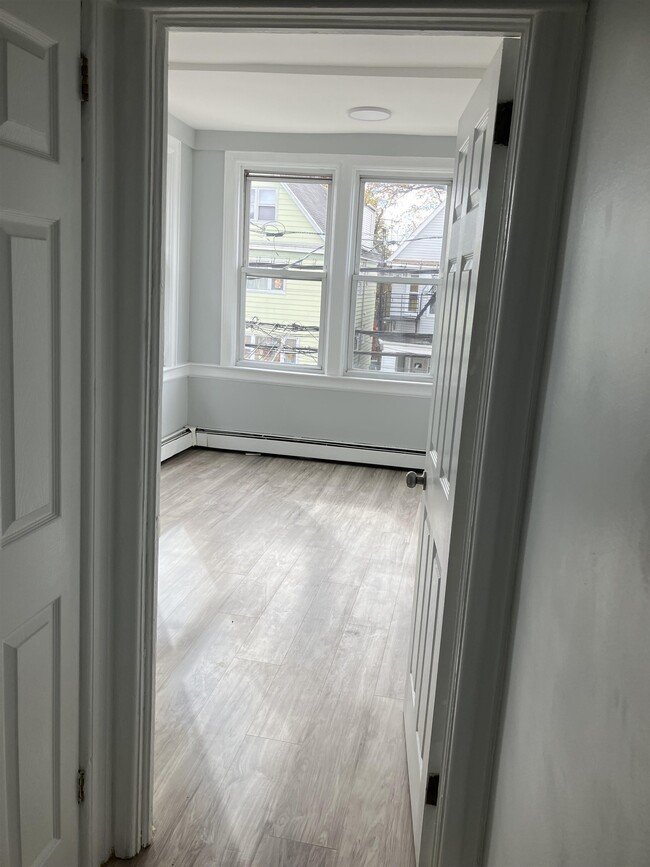 127 W 51st St in Bayonne, NJ - Foto de edificio - Building Photo