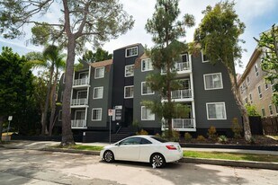 685 Kelton Ave in Los Angeles, CA - Building Photo