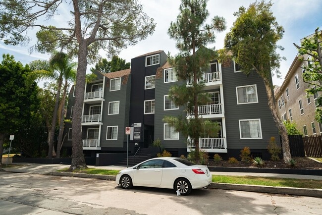 685 Kelton Ave