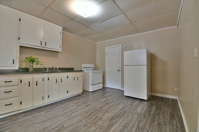 property at 808 W Cypress Ave