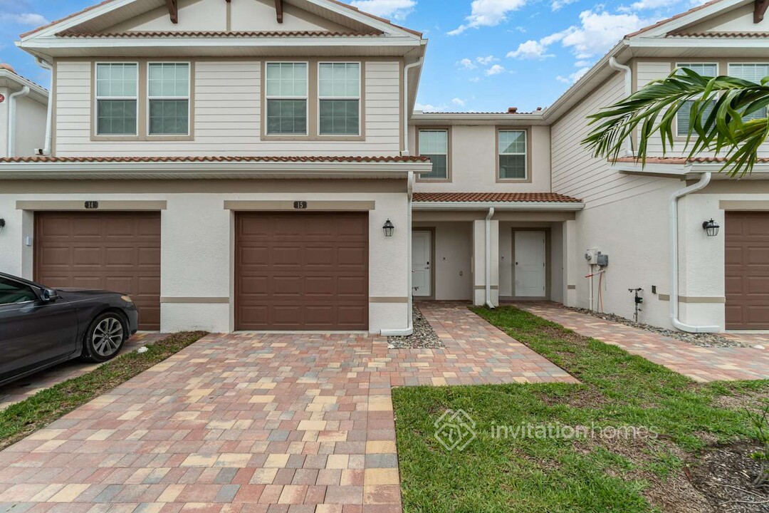 7153 Greenwood Park Cir in Ft. Myers, FL - Building Photo