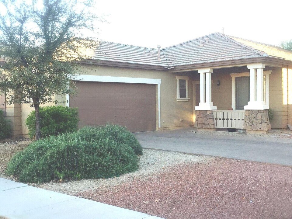 2024 S Falcon Dr in Gilbert, AZ - Building Photo