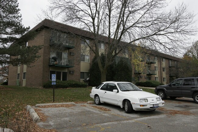330 Springhill Dr in Roselle, IL - Foto de edificio - Building Photo