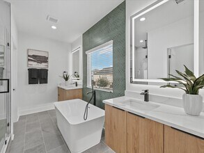 2592 W Tidwell Rd in Houston, TX - Building Photo - Building Photo