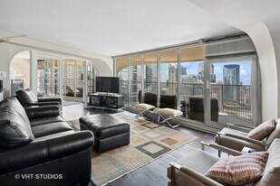 300 N State St, Unit 2504 in Chicago, IL - Building Photo