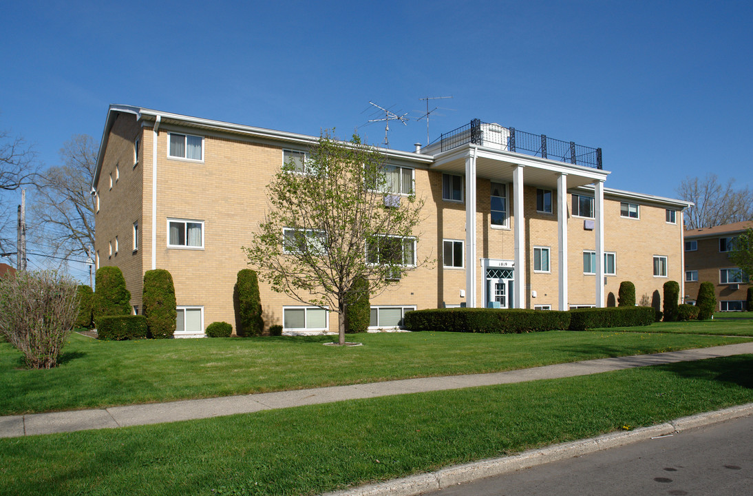 Jack Larson Apartments in Lansing, MI - Building Photo