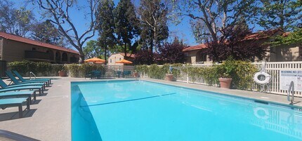 Oak View Apartments in Visalia, CA - Foto de edificio - Building Photo