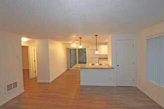 1647 Salishan St SE in Salem, OR - Foto de edificio - Building Photo