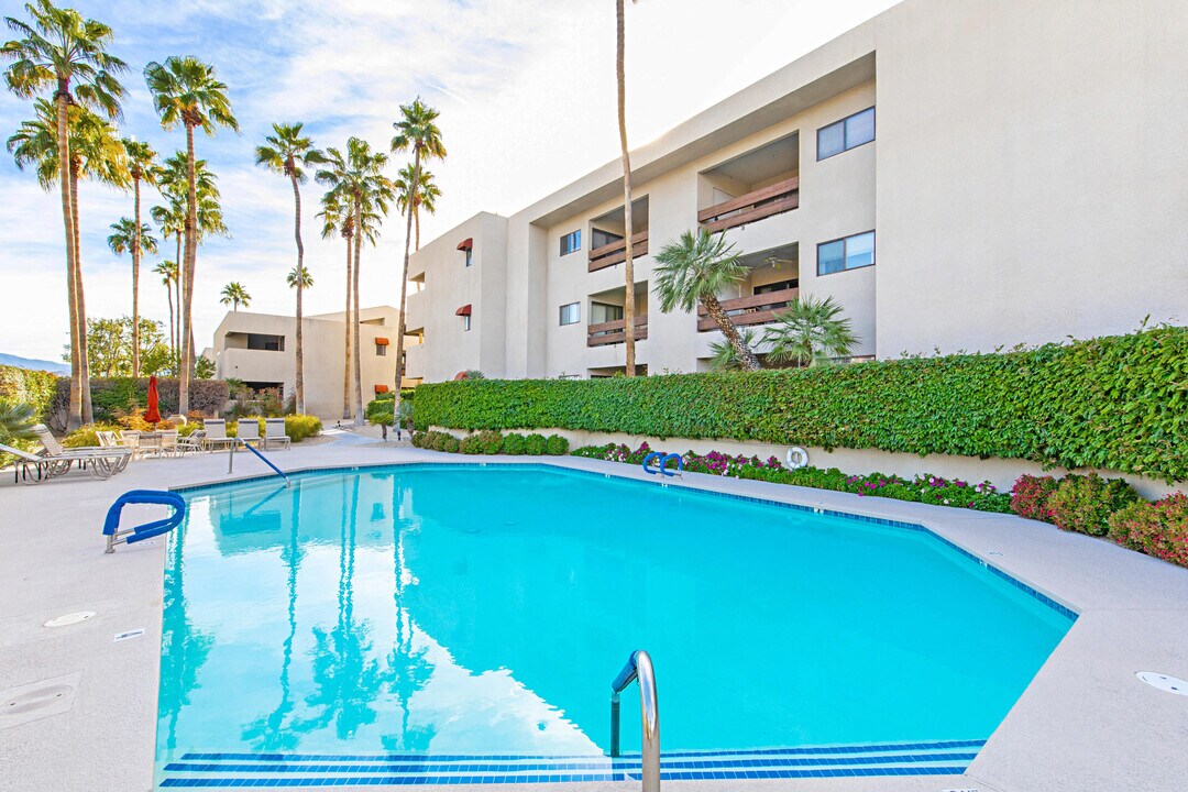 255 S Avenida Caballeros in Palm Springs, CA - Building Photo