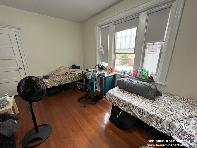 1786 Beacon St, Unit 1A in Brookline, MA - Building Photo - Building Photo