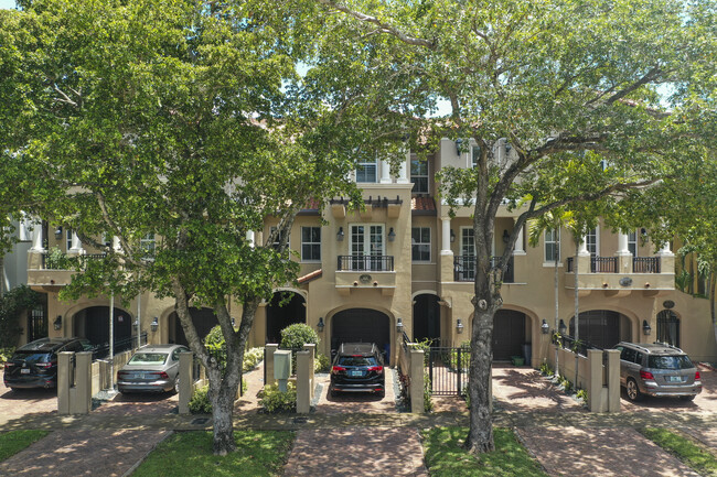 Villas at Santander in Coral Gables, FL - Foto de edificio - Building Photo