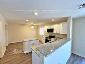 11232 W College Dr in Phoenix, AZ - Foto de edificio - Building Photo