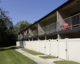 Hampton Court Apartments in Baton Rouge, LA - Building Photo - Building Photo