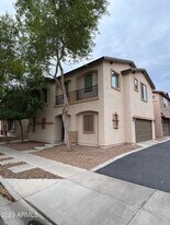 1390 S Ponderosa Dr in Gilbert, AZ - Building Photo