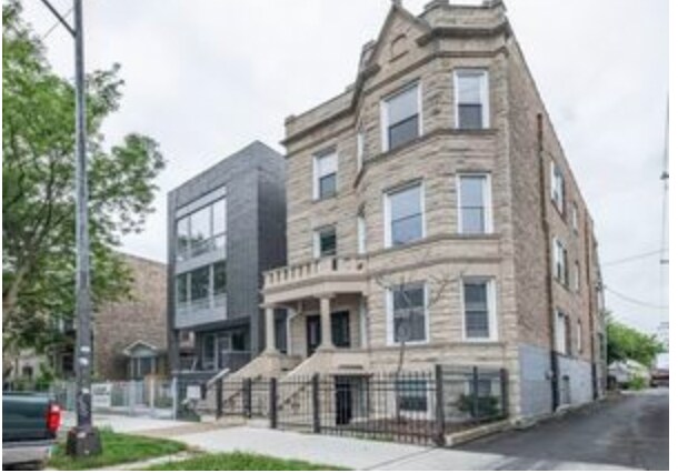 1940 N Kedzie Ave in Chicago, IL - Building Photo