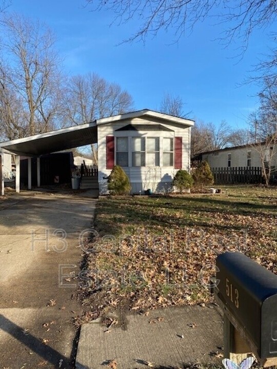 513 Chickadee St in Troy, IL - Foto de edificio