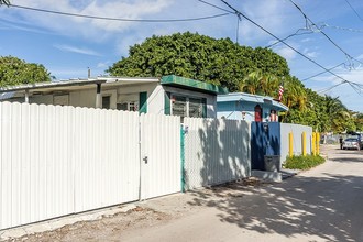 Palm Lakes Mobile Home Park in Miami, FL - Building Photo - Building Photo