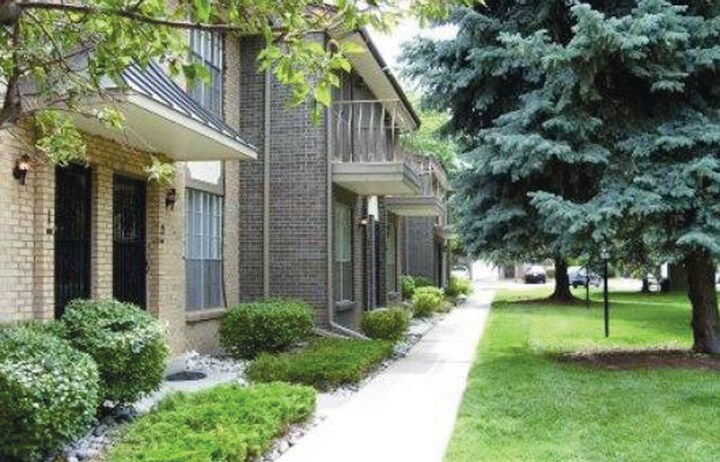 Adrienne Townhomes & Apartments in Lakewood, CO - Foto de edificio