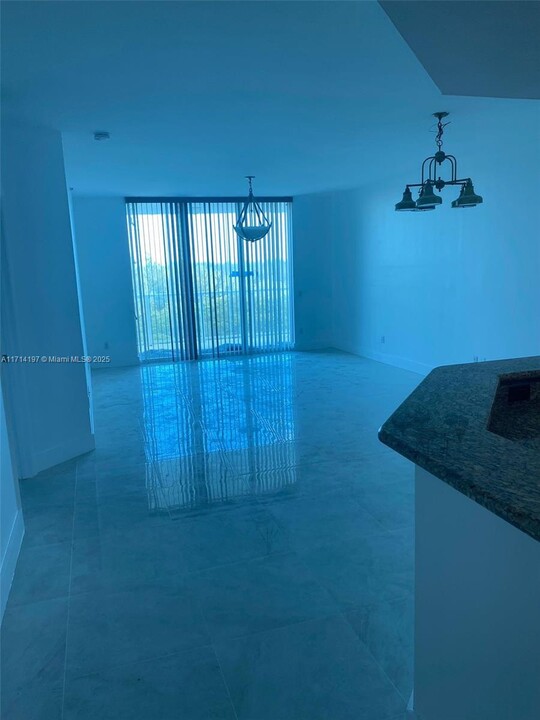 14951 Royal Oaks Ln, Unit 806 in North Miami, FL - Building Photo