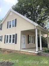 136 E South St in Albemarle, NC - Foto de edificio - Building Photo