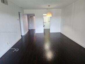 2451 SW 82nd Ave in Davie, FL - Foto de edificio - Building Photo