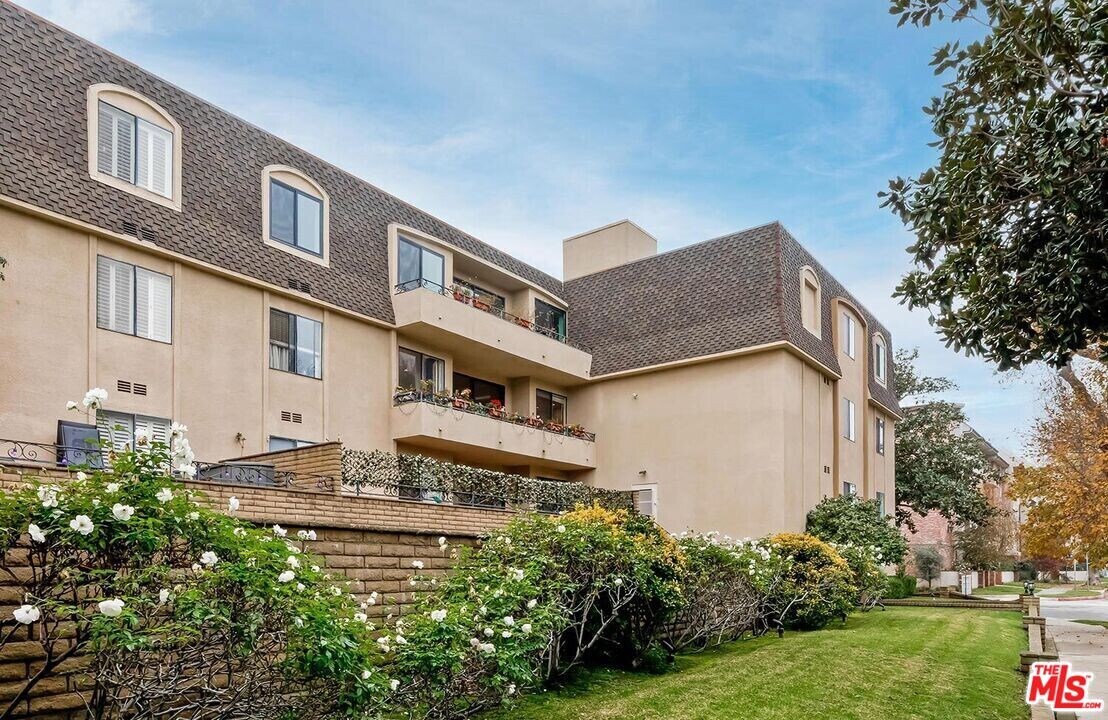 1201 S Roxbury Dr in Los Angeles, CA - Building Photo