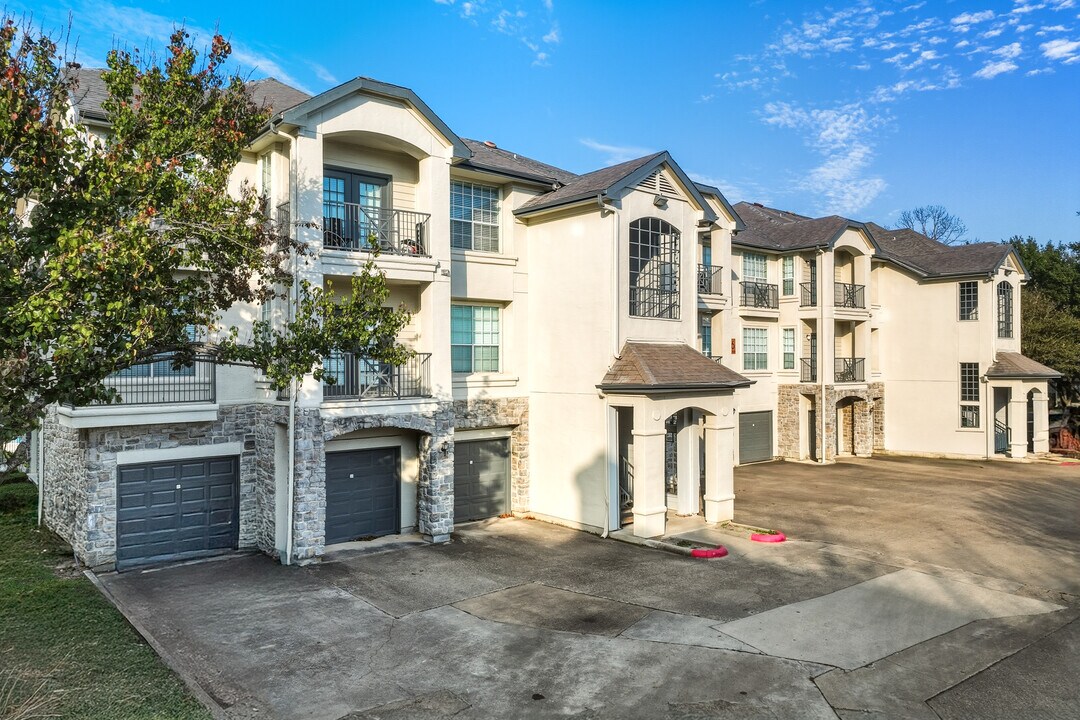 Village on the Parkway Apartments in Houston, TX - Building Photo