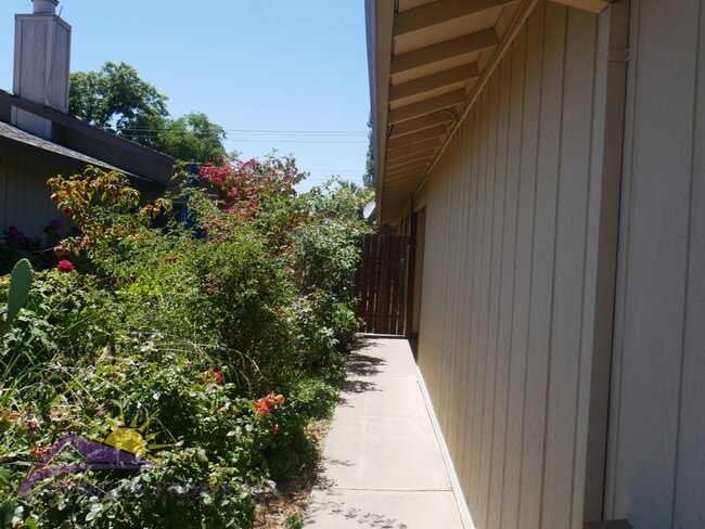 6826-6828 Klingon Ct in Sacramento, CA - Building Photo - Building Photo