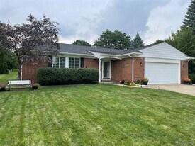 2208 Cumberland Rd in Rochester Hills, MI - Building Photo