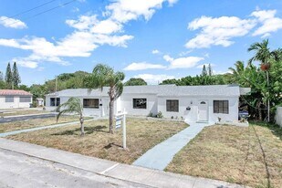 2415 Pierce St in Hollywood, FL - Building Photo
