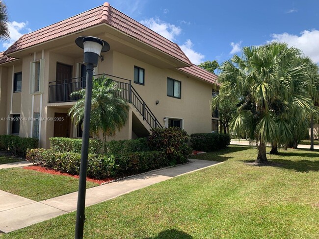 350 Lakeview Dr in Weston, FL - Building Photo - Building Photo