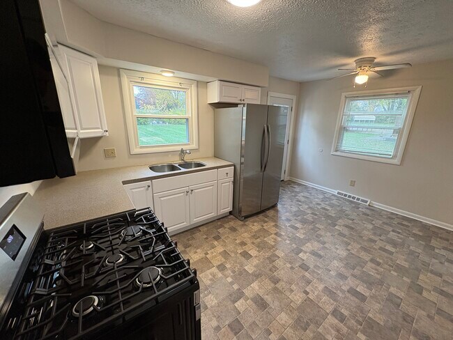 310 Beechwood St, Unit 1 in Louisville, OH - Building Photo - Building Photo