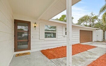 2255 S Lagoon Cir in Clearwater, FL - Building Photo - Building Photo