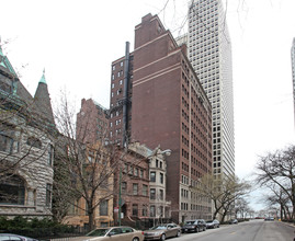 70 E Cedar St in Chicago, IL - Foto de edificio - Building Photo